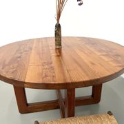 Table ronde moderniste en orme massif, piètement croisé