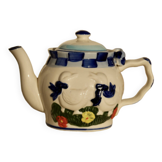 Petite théière vintage en porcelaine et barbotine motif oies peinte à la main