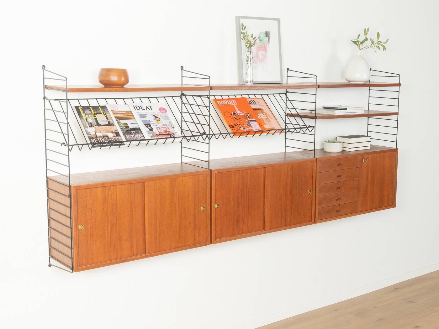 String shelving system by Nisse Strinning