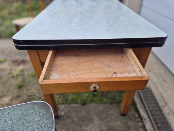 Ensemble table et  chaise vintage scandinave ossature bois et dessus formica