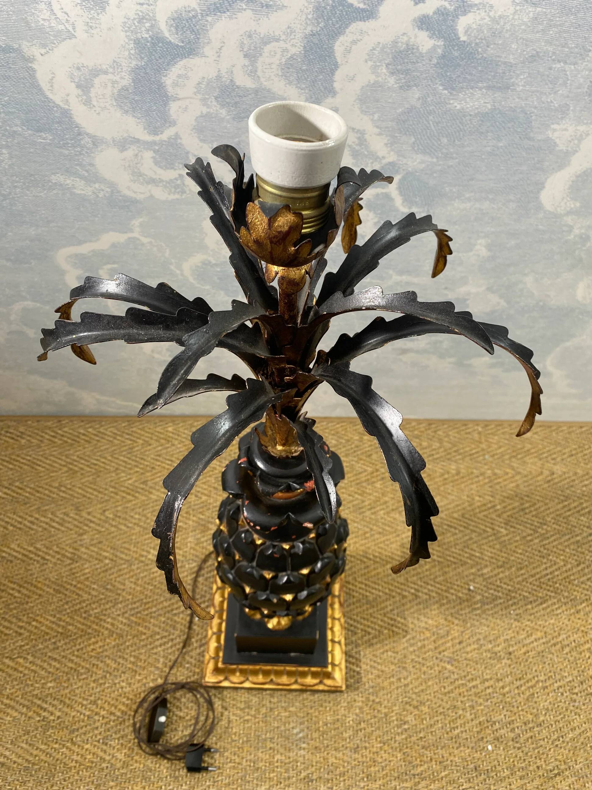 Grande lampe de table ananas en bois sculpté noir et or, France, début du XXe siècle