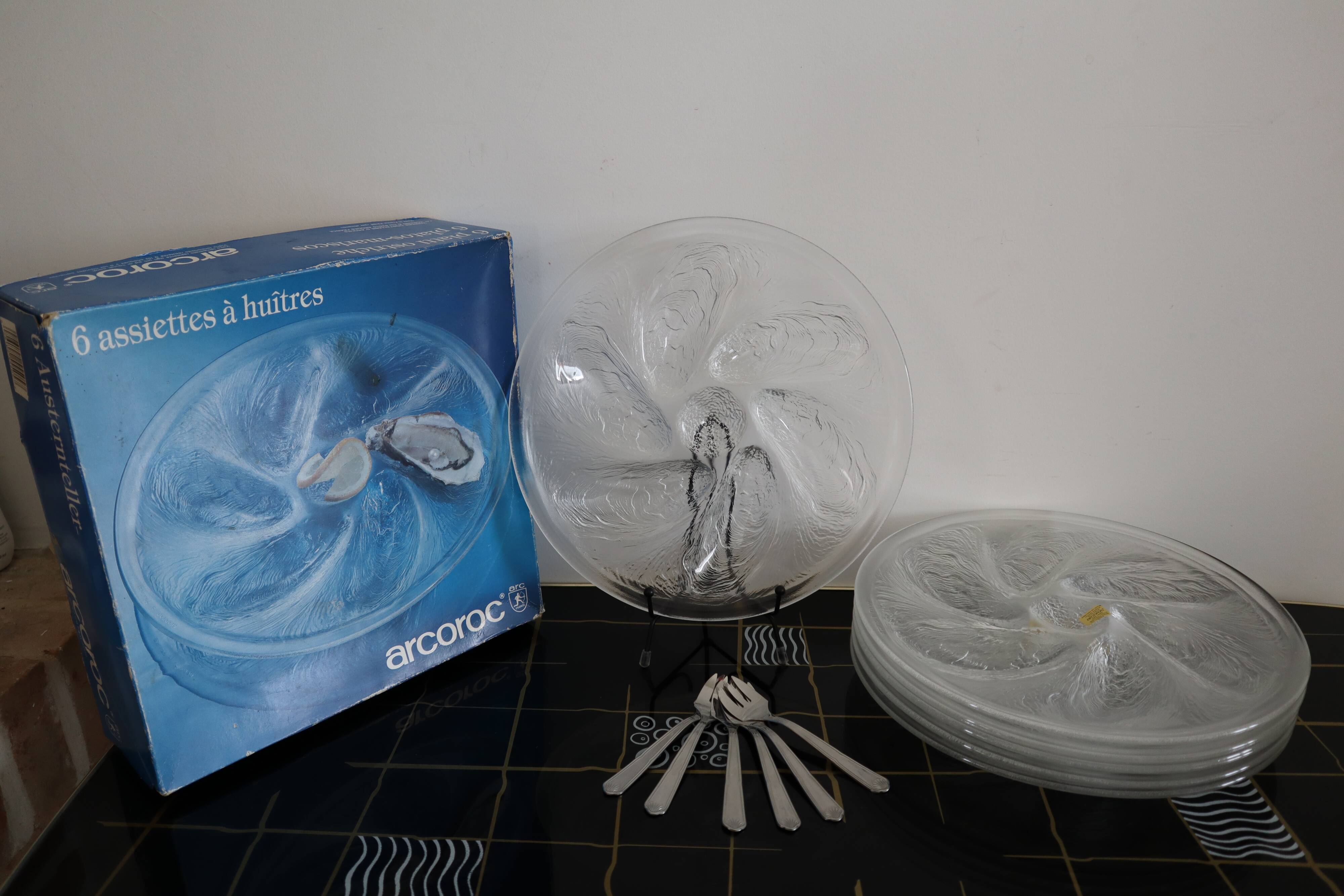 6 oyster plates and its 6 embossed glass forks, 1970s