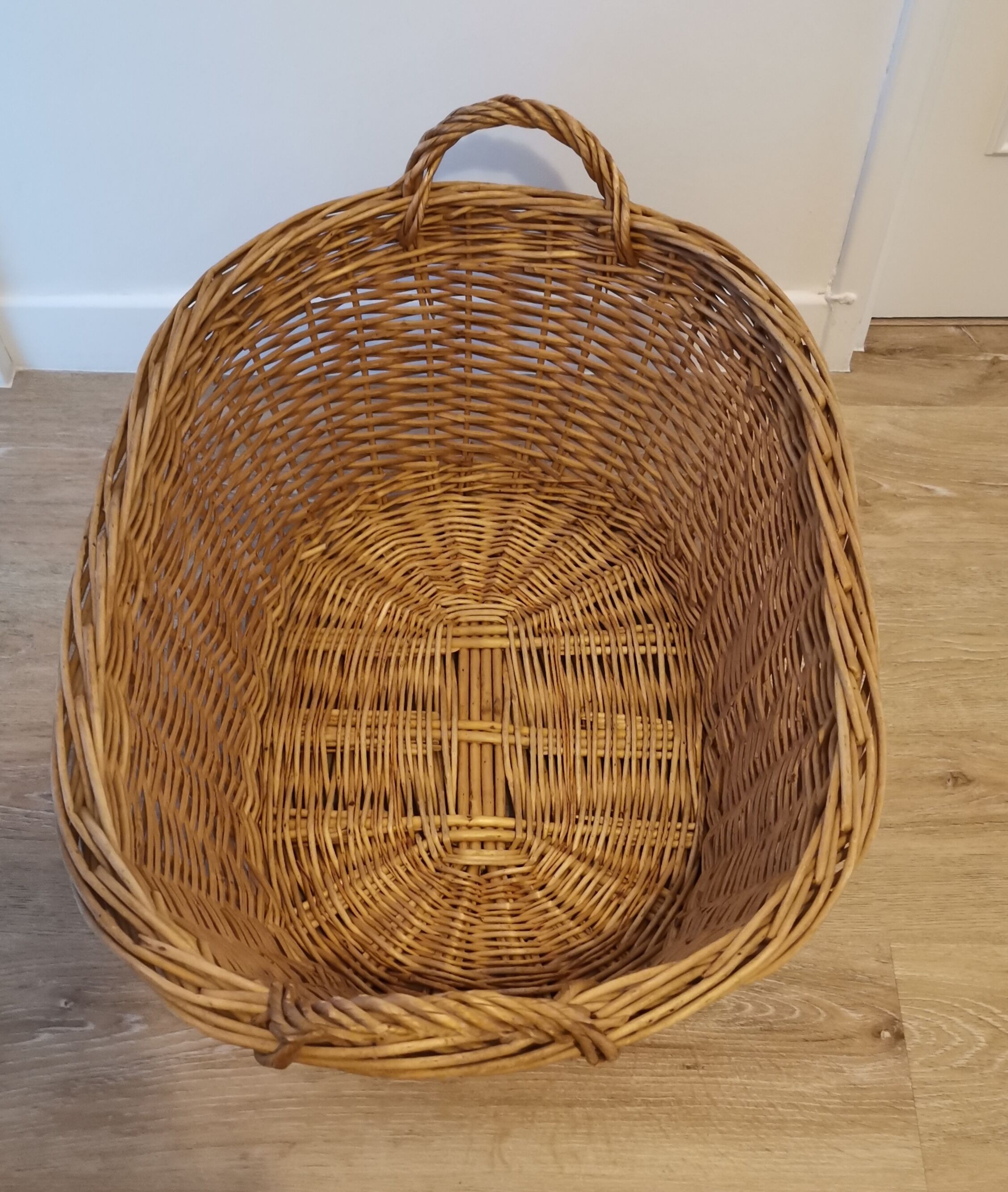 Wicker laundry basket
