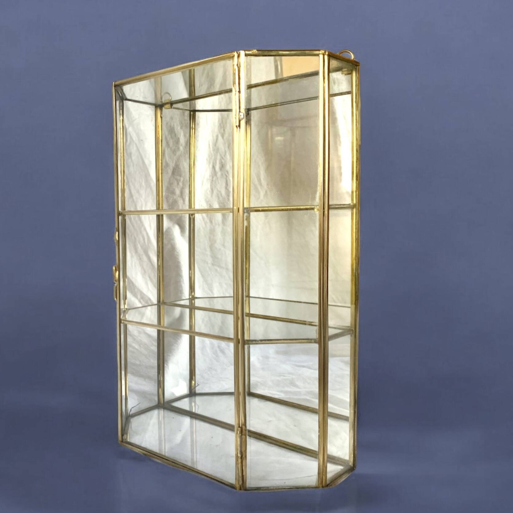 Small vintage display case in clear glass, mirrored glass and brass