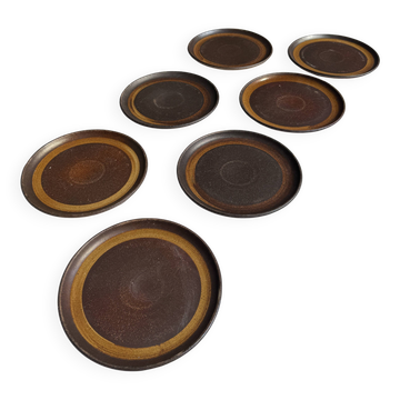 7 assiettes en grès noir