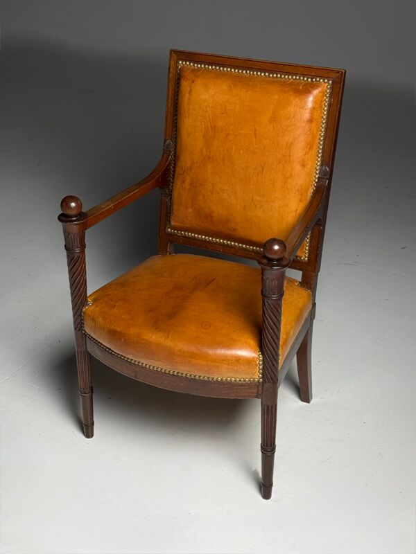 Fauteuil français en cuir du 19ème siècle