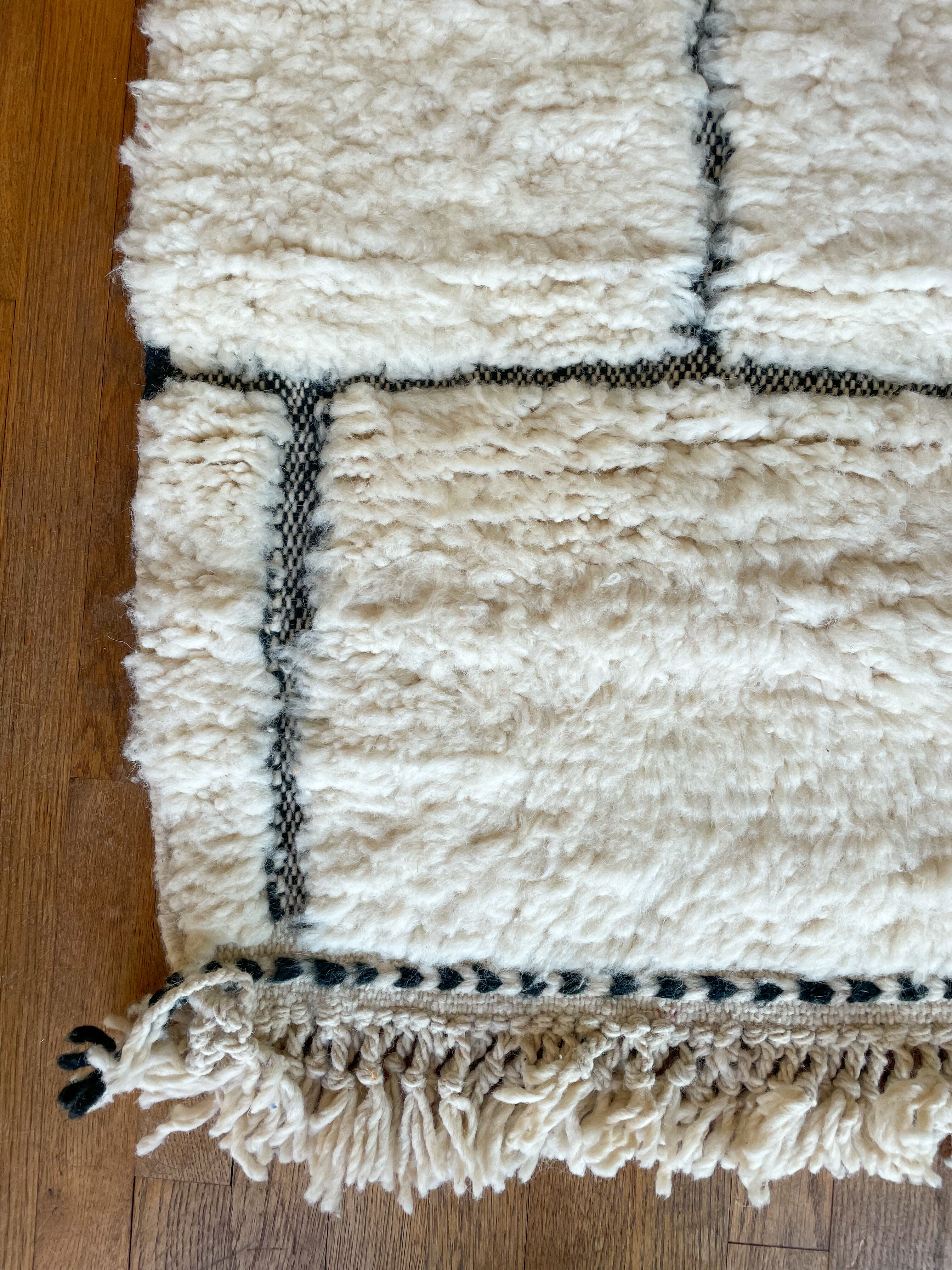 Tapis berbère à carré en reliefs blanc et noir béni ouarain