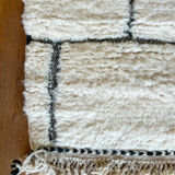 Tapis berbère à carré en reliefs blanc et noir béni ouarain