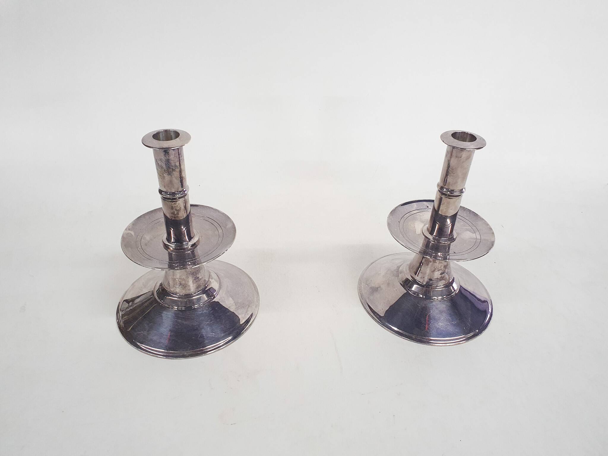 Ensemble de deux bougeoirs en argent, Angleterre, années 1670