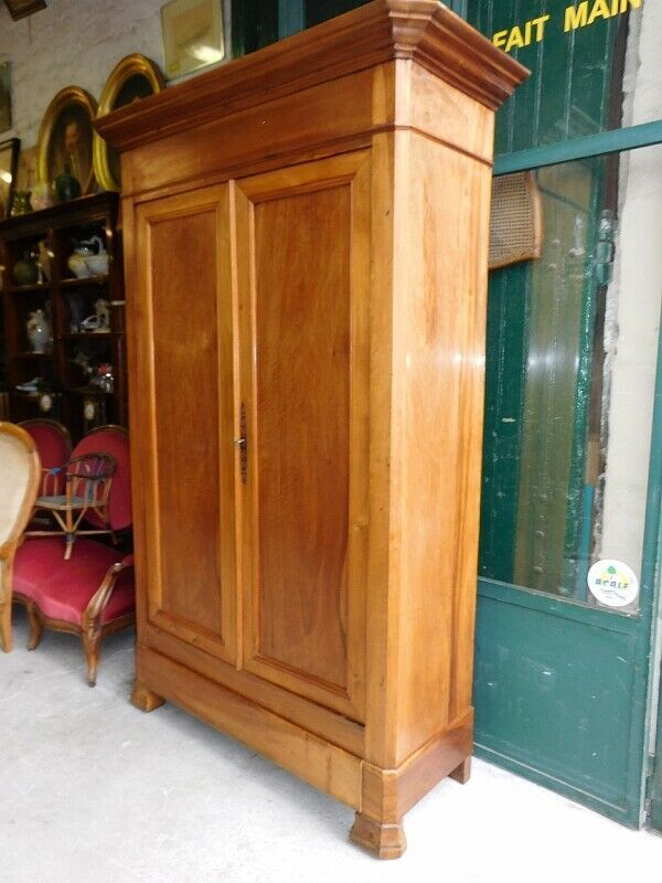 Louis Philippe walnut blond cabinet of the 19th
