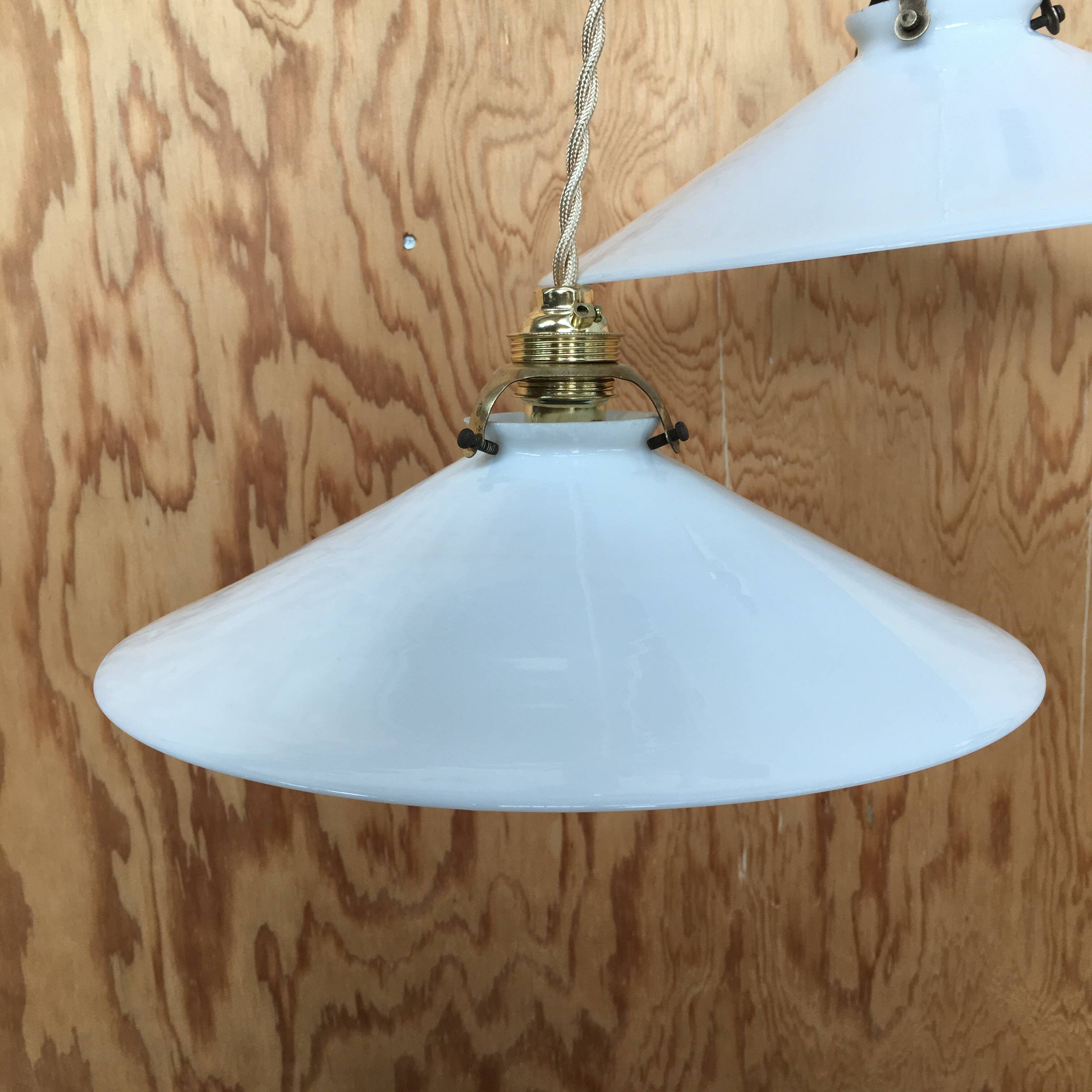 Paire de suspensions vintage en opaline blanche