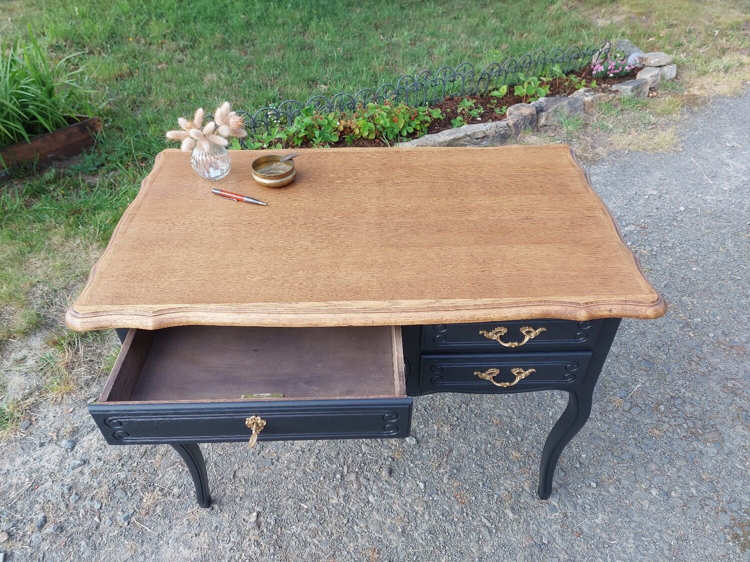 Black and wood desk