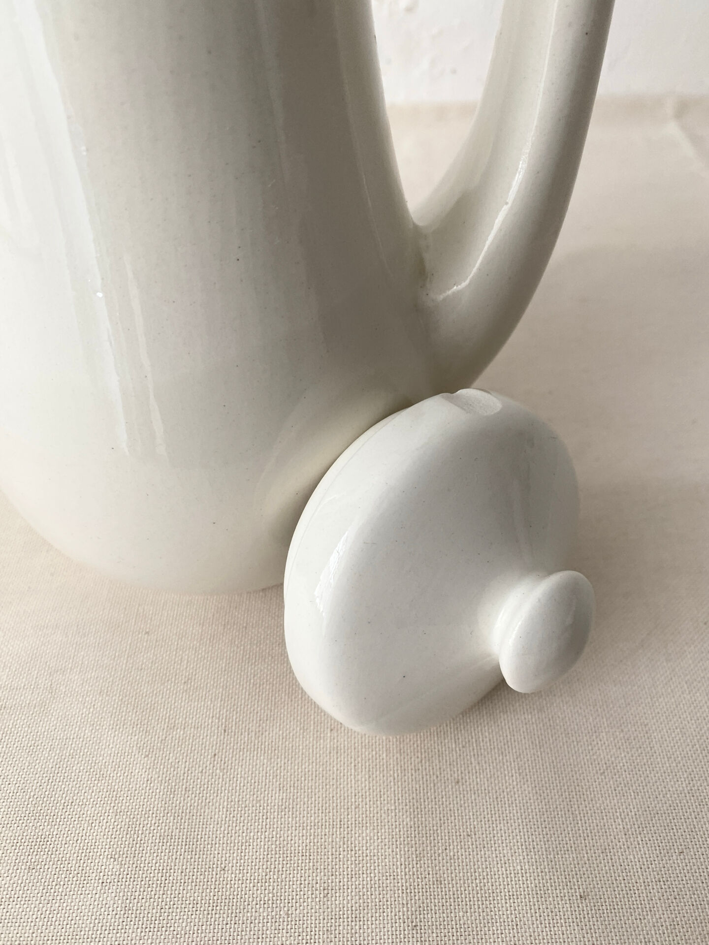 Coffee pot / teapot Sarreguemines France in white earthenware.