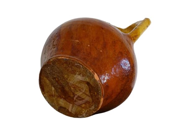 Pichet ou orjol ancien en faïence française à glaçure jaune