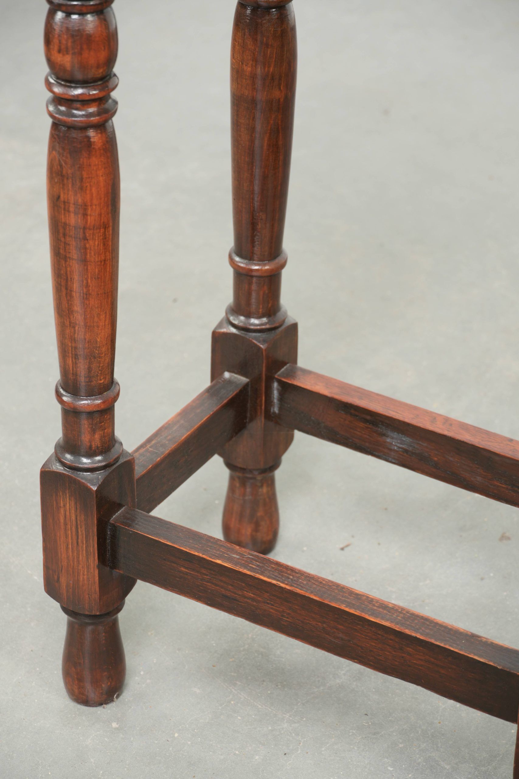Table d'appoint ovale en chêne anglais antique du début du 20e siècle