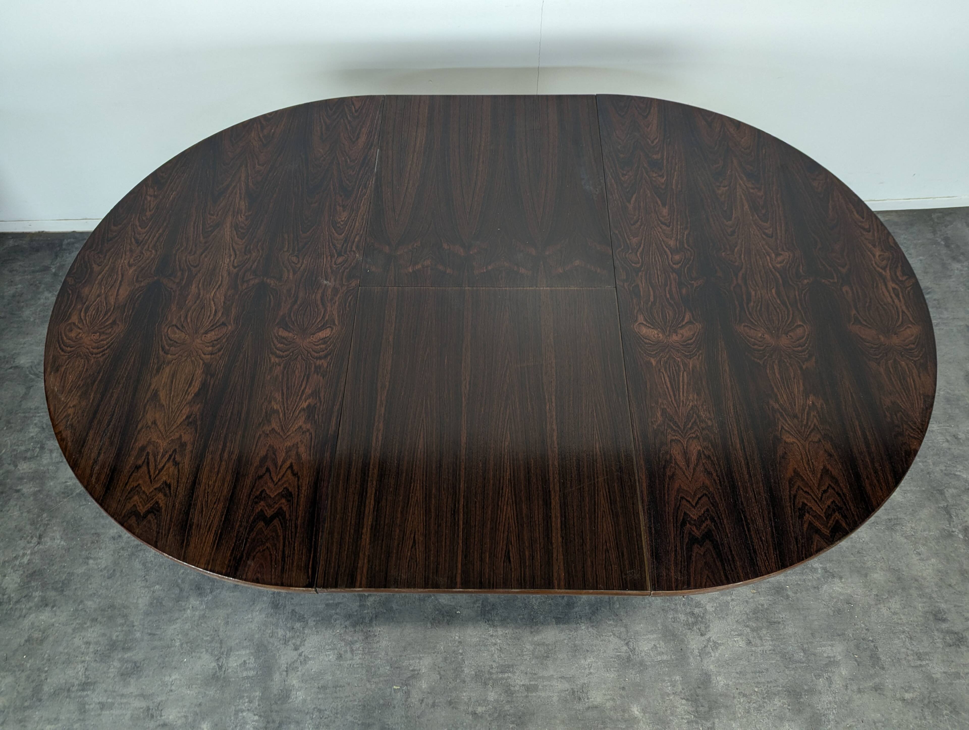 Danish dining table in rosewood