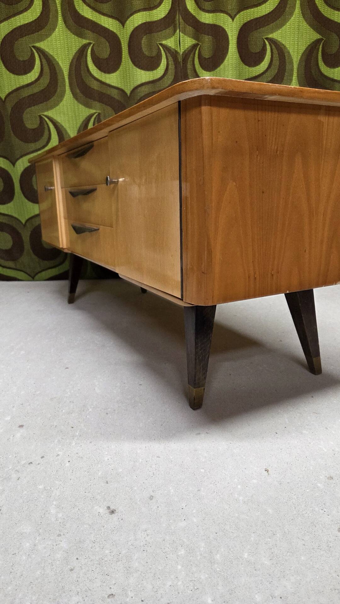 Vintage low enfilade from the 50s/60s – sculptural handles & tapered legs