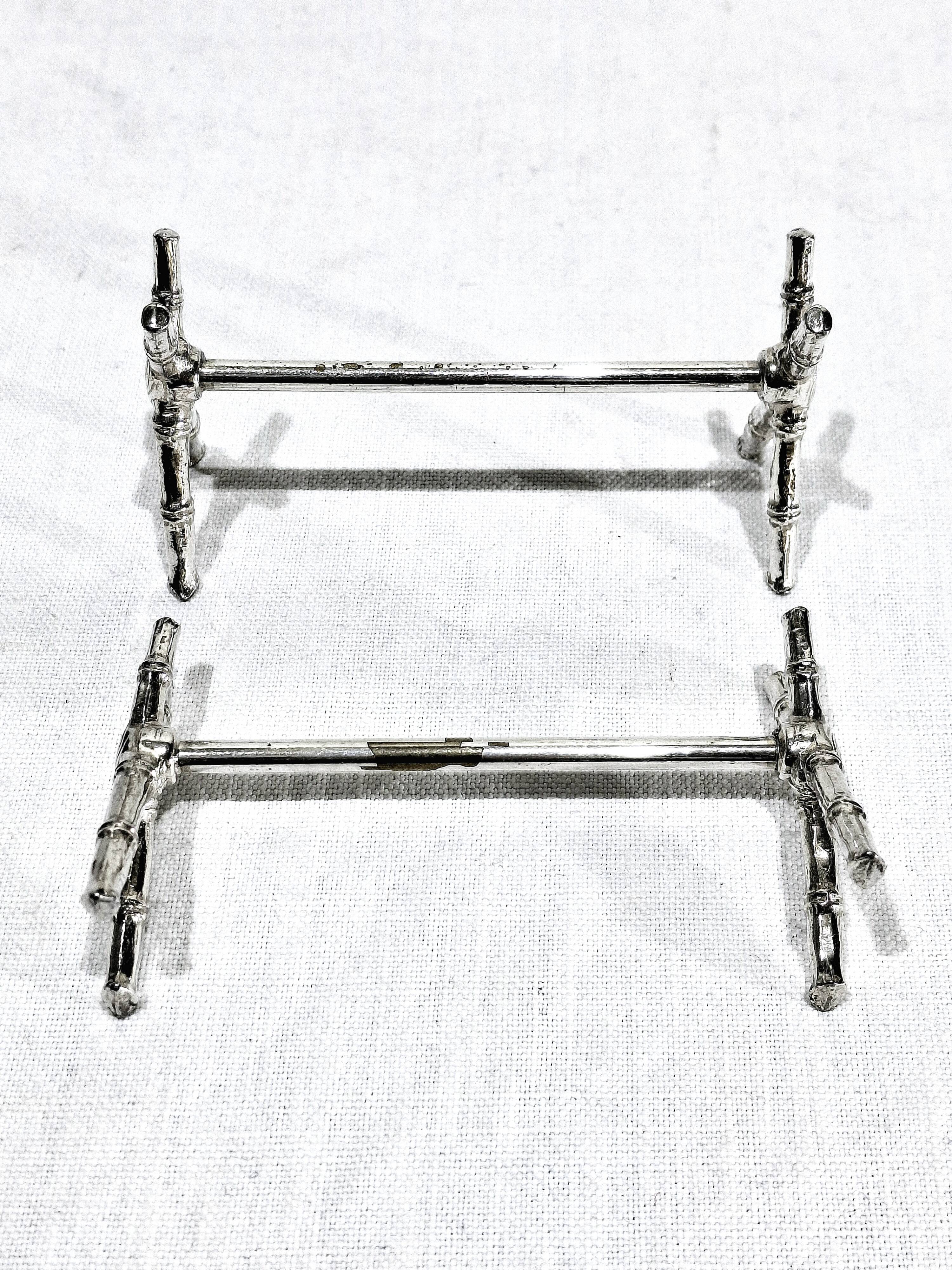 12 silver-plated metal knife handles, in a case.