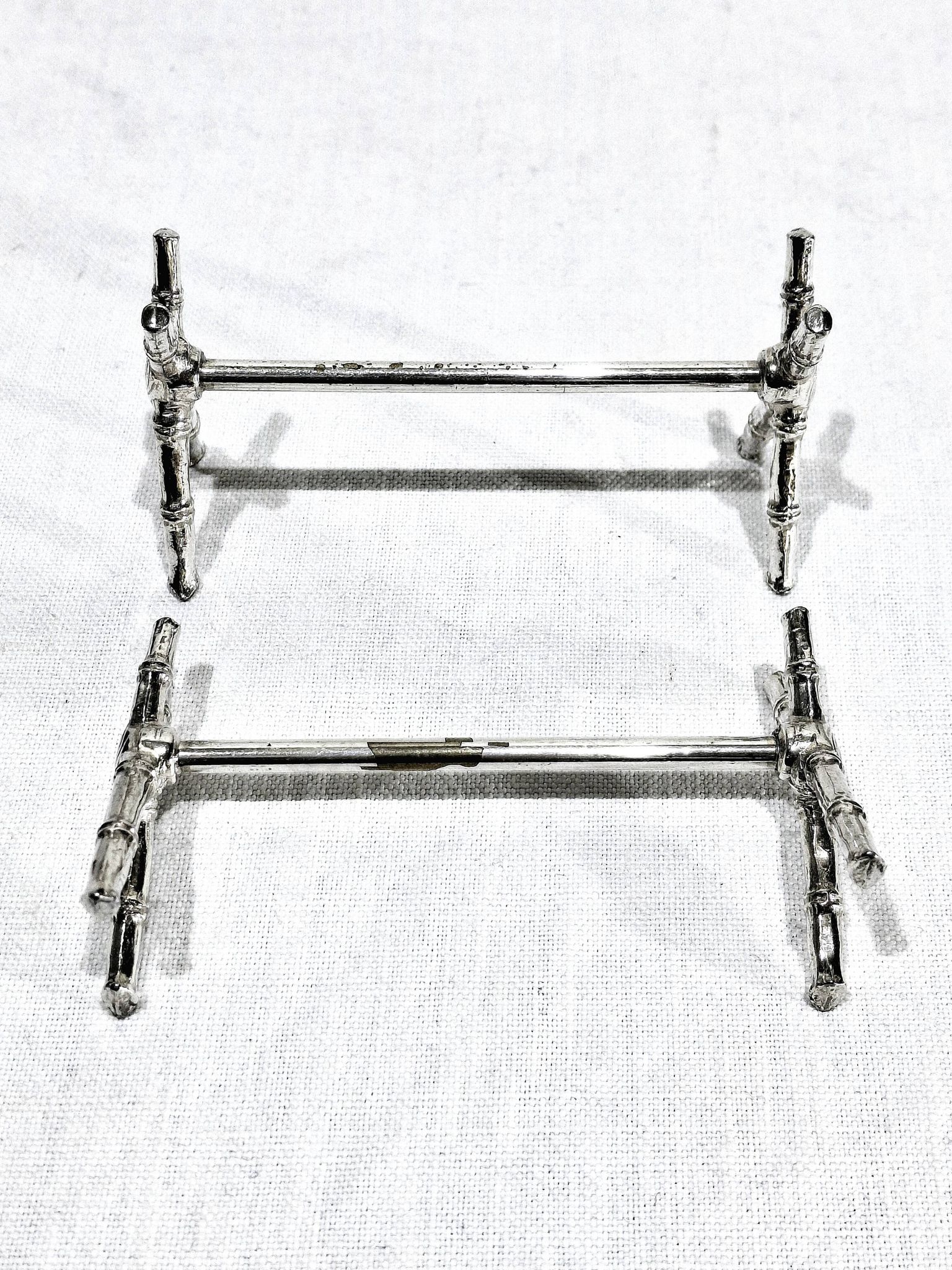 12 silver-plated metal knife handles, in a case.