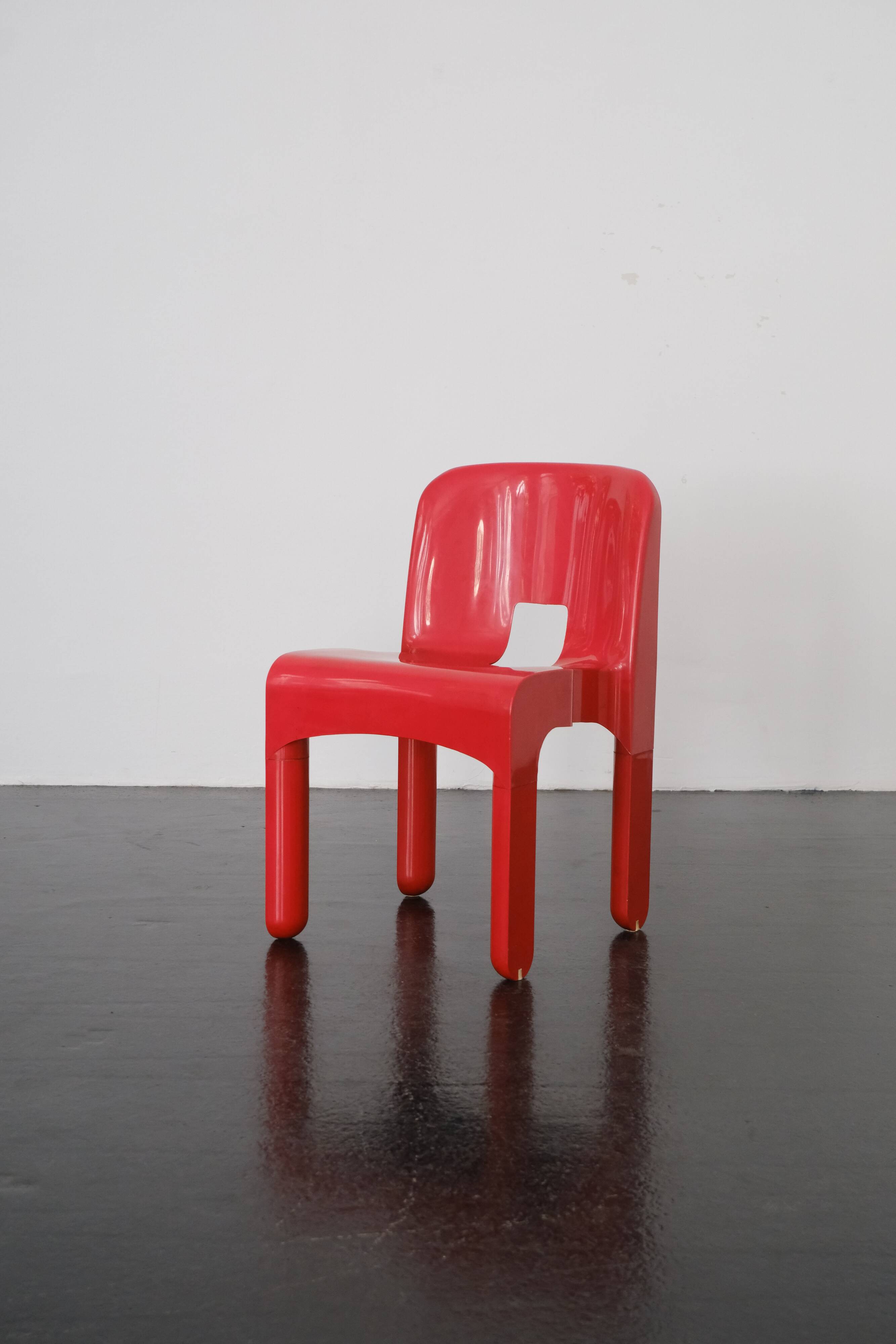 Red "Universale" chair by Joe Colombo / Kartell