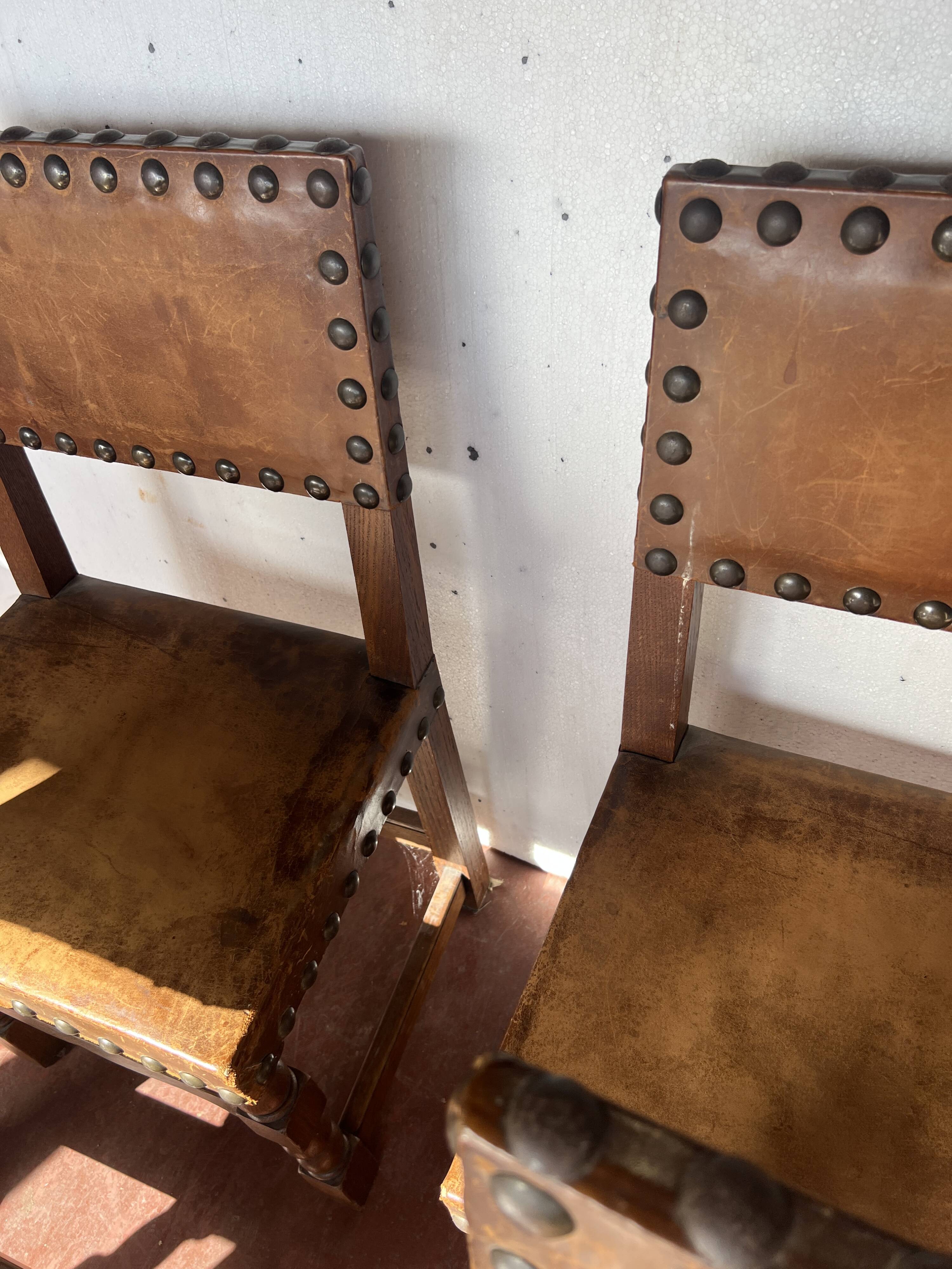 Suite de six chaises de style Renaissance en chene XX siècle