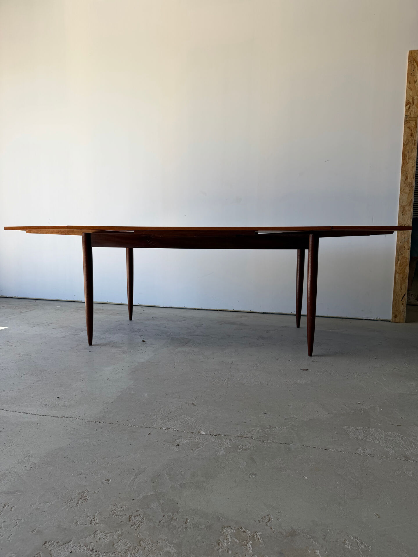 Rectangular extendable dining table with Scandinavian design in teak.