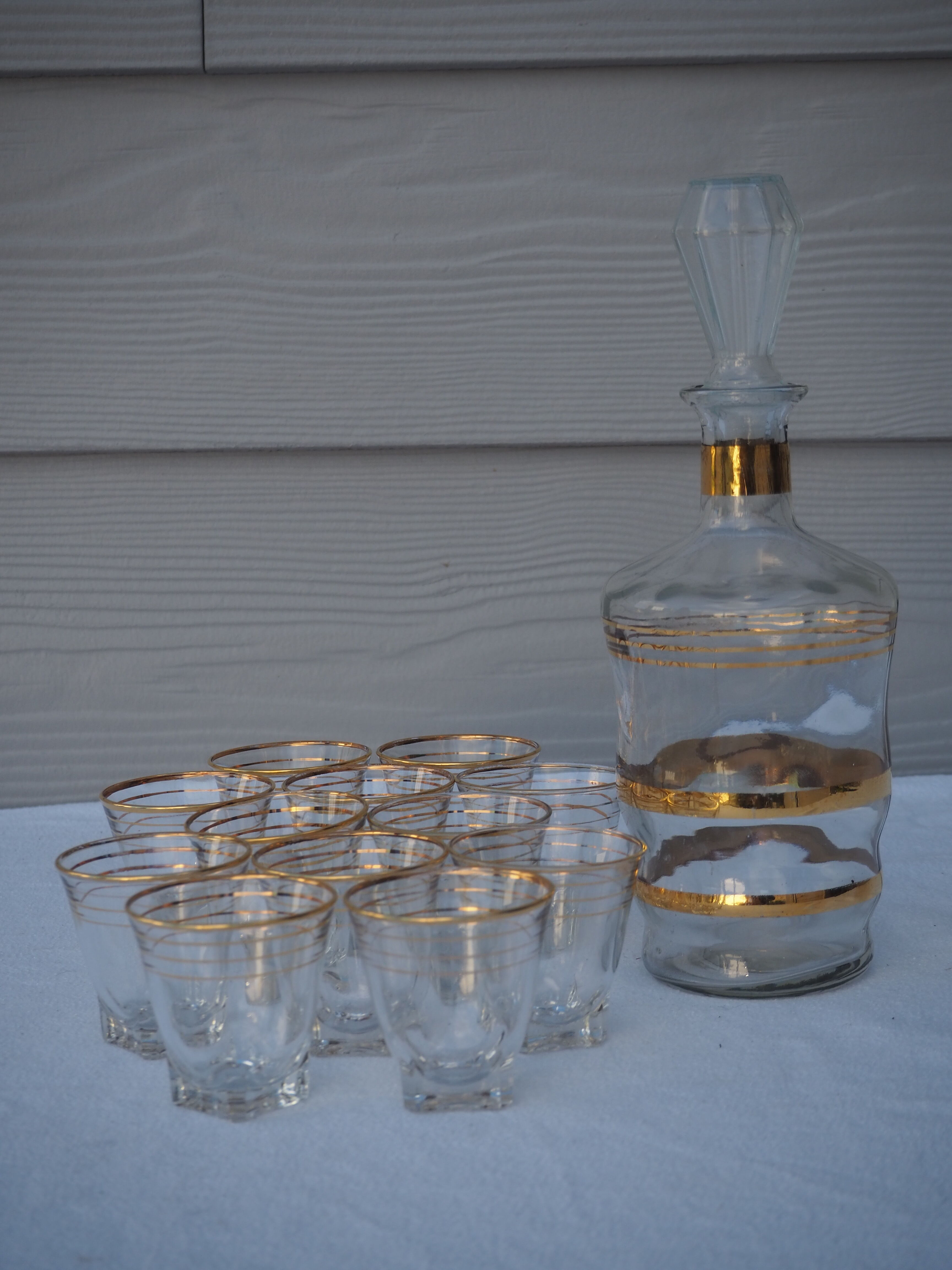 Golden liqueur service from the 1950s-1960s and its 12 glasses