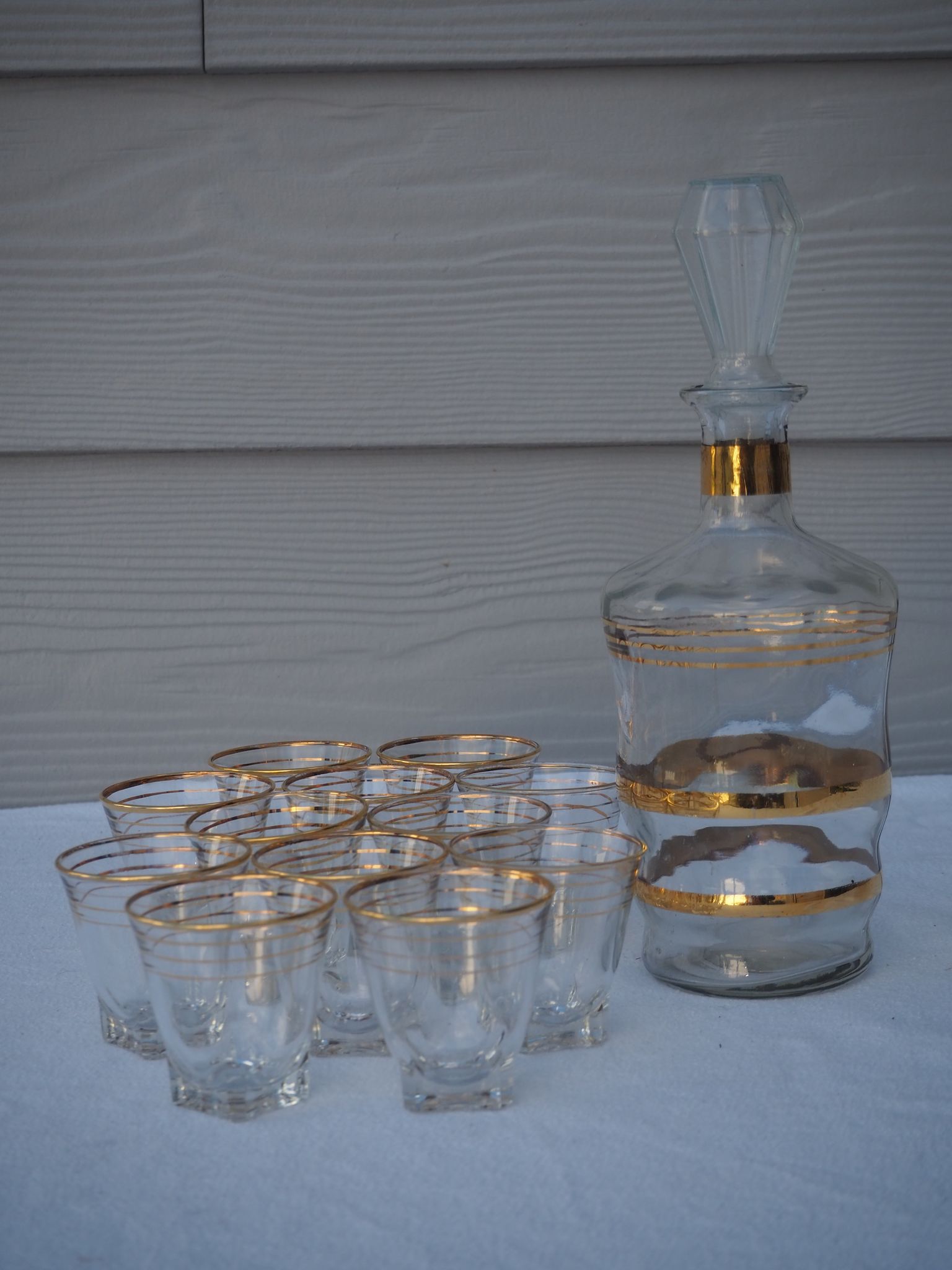 Golden liqueur service from the 1950s-1960s and its 12 glasses.