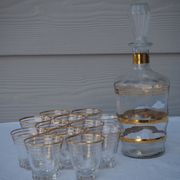 Golden liqueur service from the 1950s-1960s and its 12 glasses.