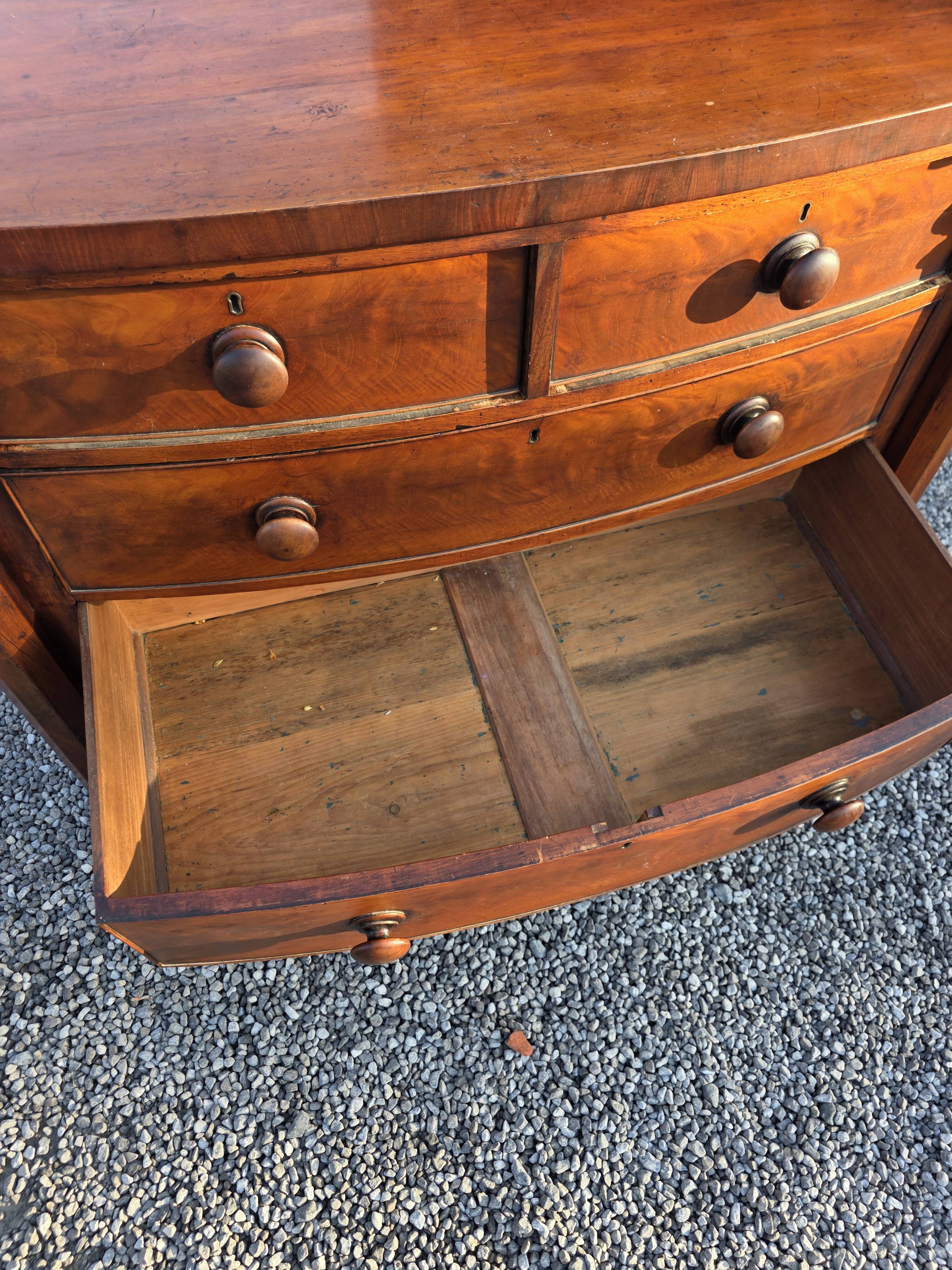Commode galbée ancienne en acajou de style anglais
