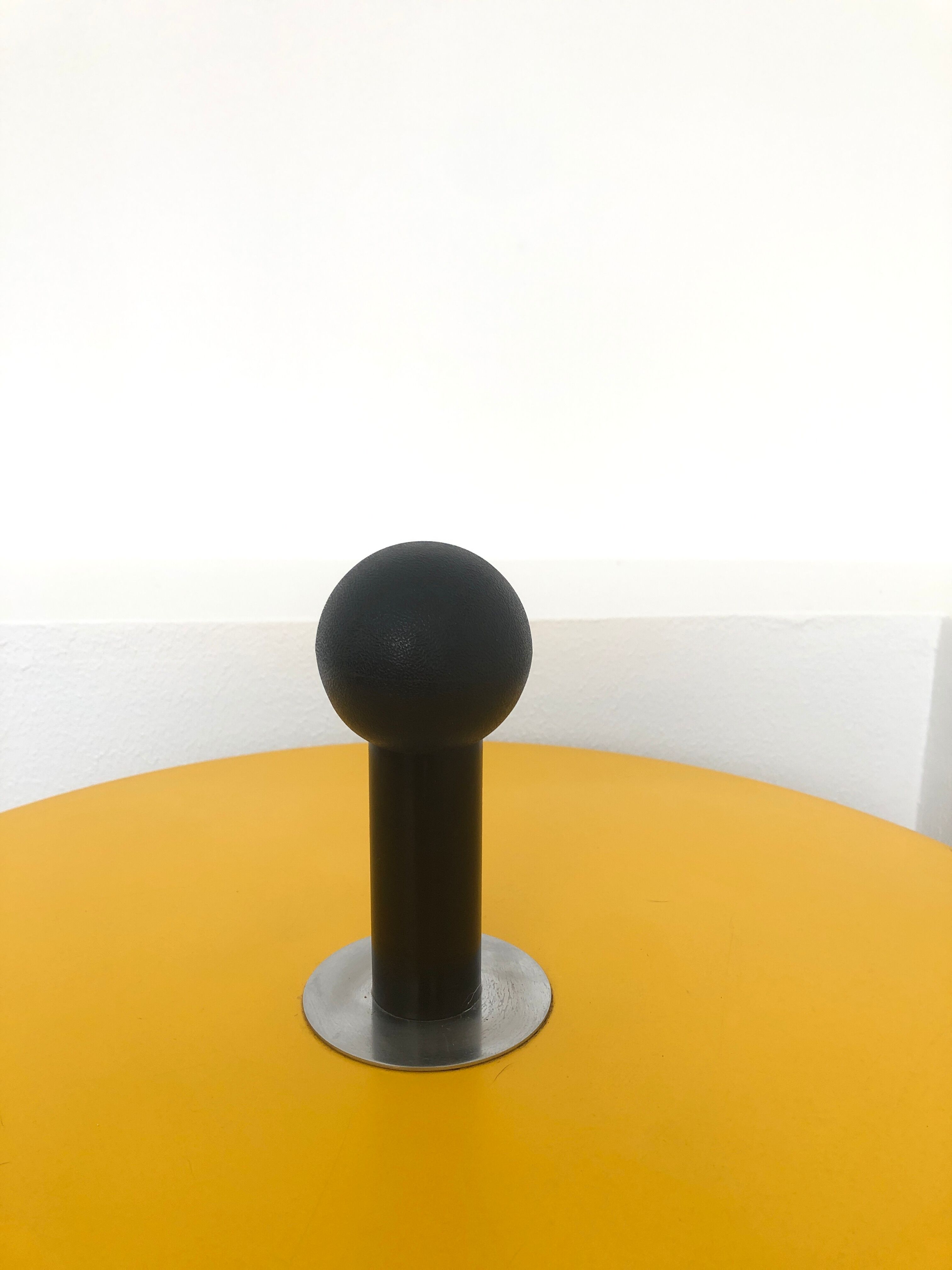 Coffee table / Yellow and black-sned peeling