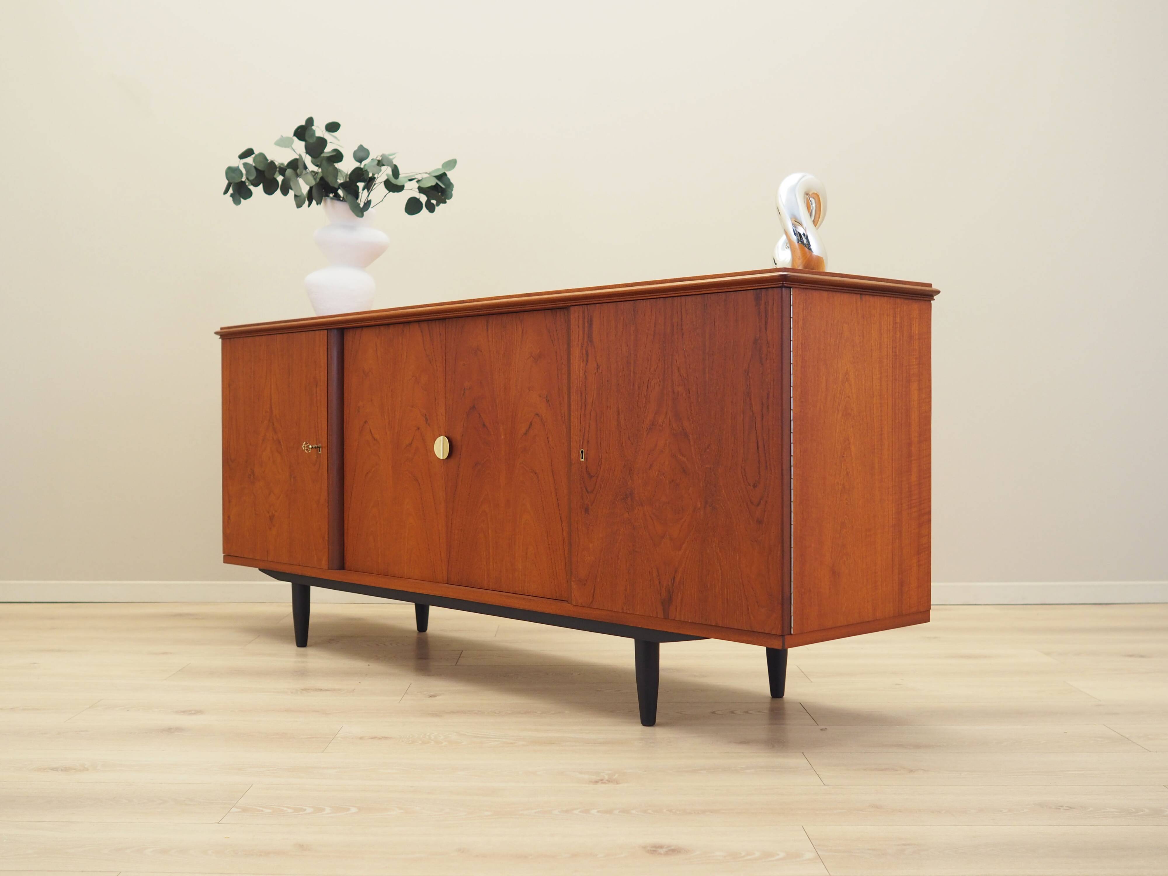 Buffet en teck, design danois, années 1970, production : Danemark