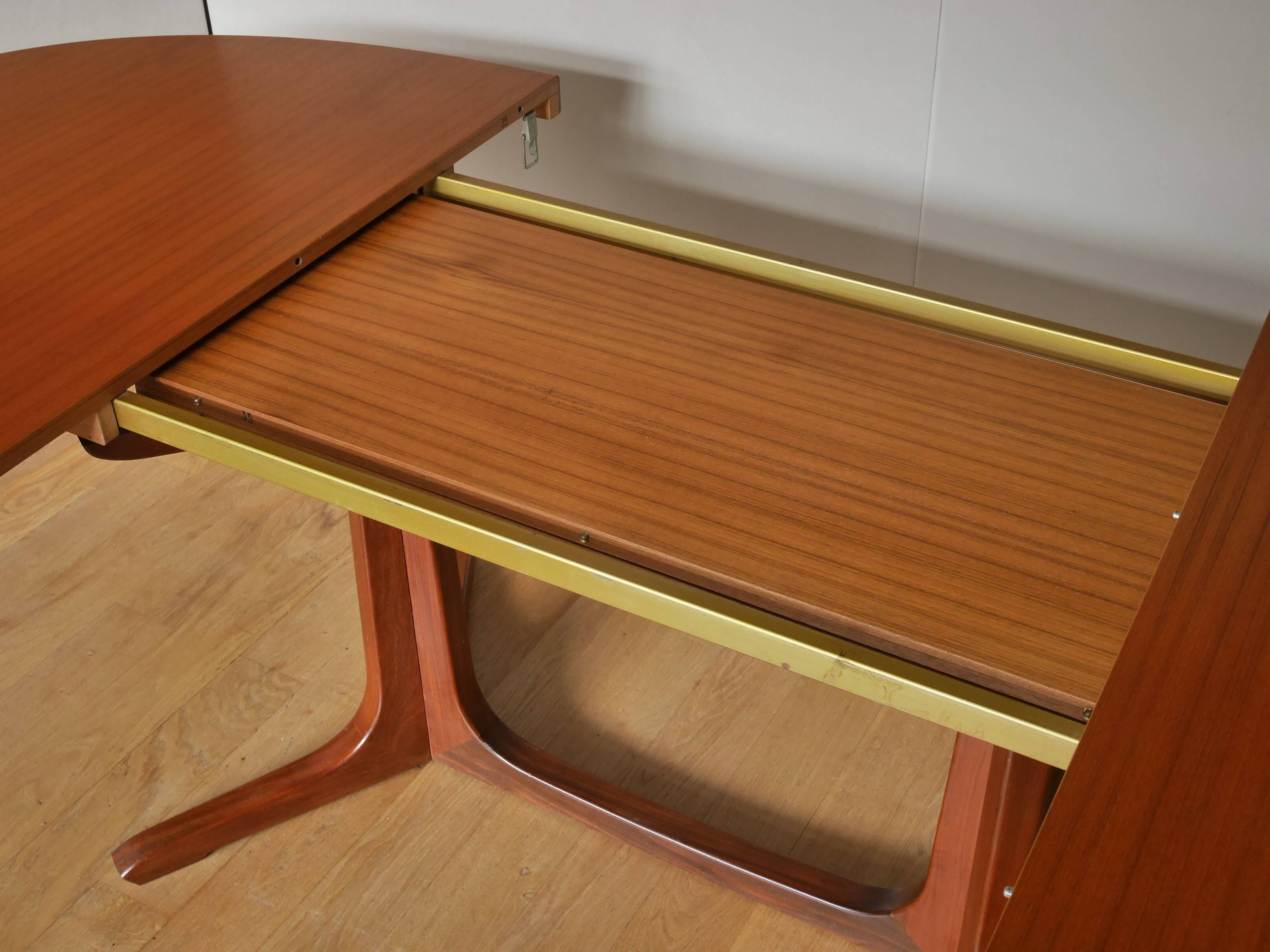 Baumann 60 years extendable oval table