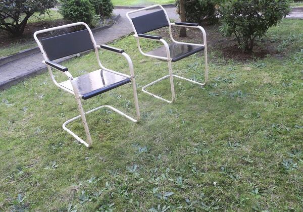 Paire de chaises de jardin en fer et bois peint de style mid-century.