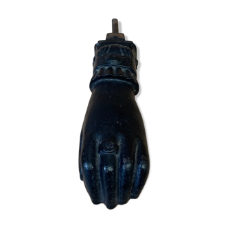 Heurtoir de porte en fonte ancien - main de femme avec bague