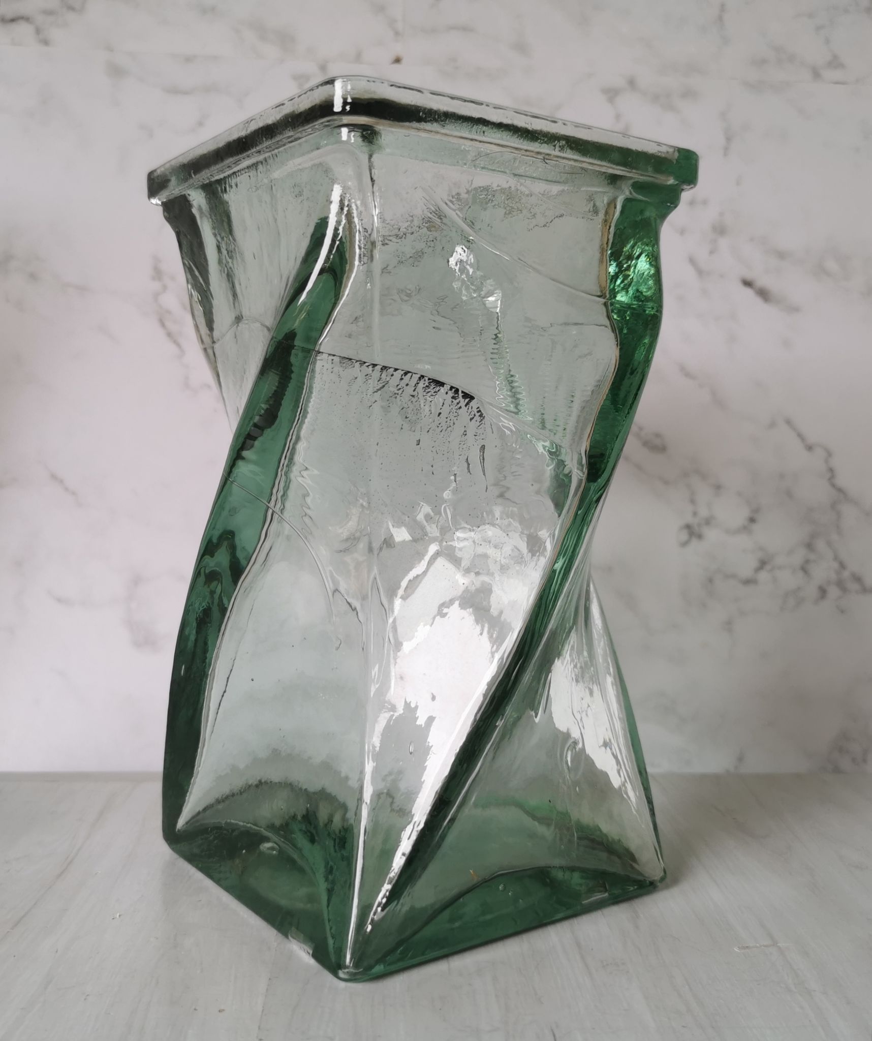 Vase design verre torsadé
