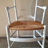 Fauteuil en bois mouluré et laqué blanc