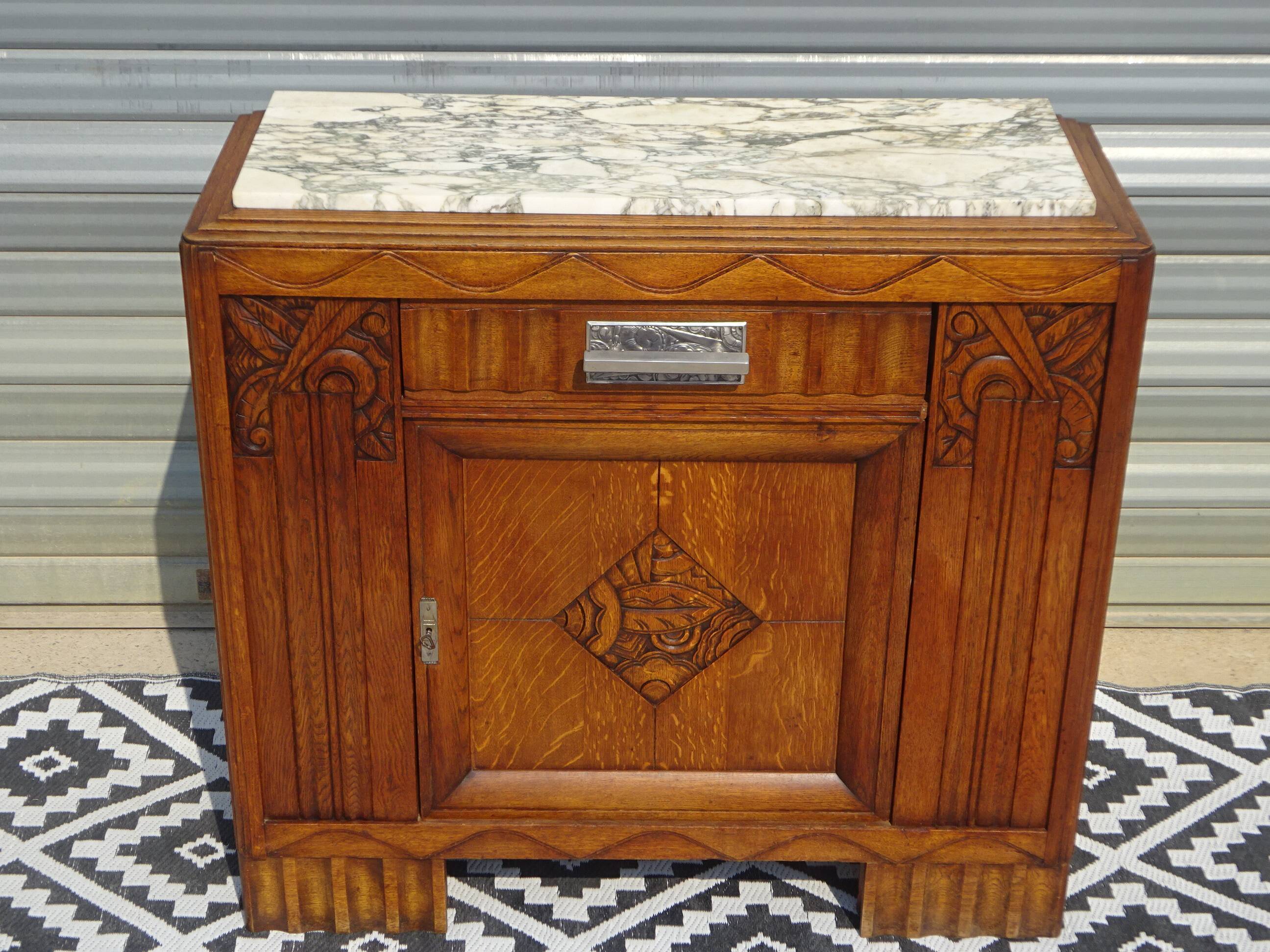 Ancien buffet en chêne et marbre, époque et style Art Déco
