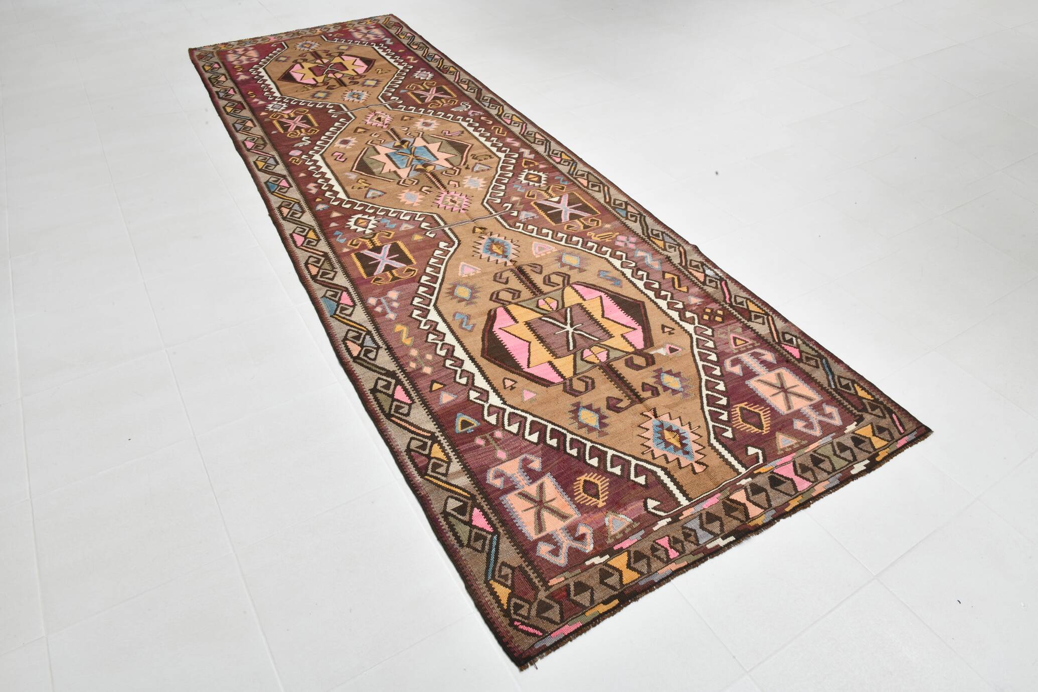 Grand Tapis Kilim Vintage Long & Large, Motifs Tribaux Géométriques