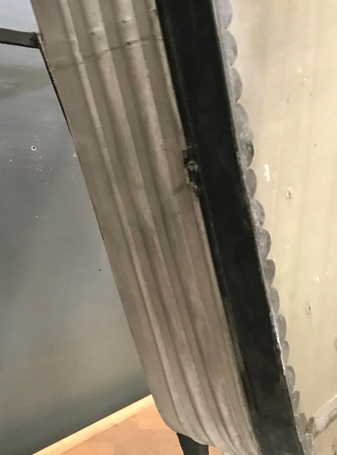 Zinc presentation case and glass door