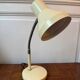 Lampe de bureau en métal jaune pale