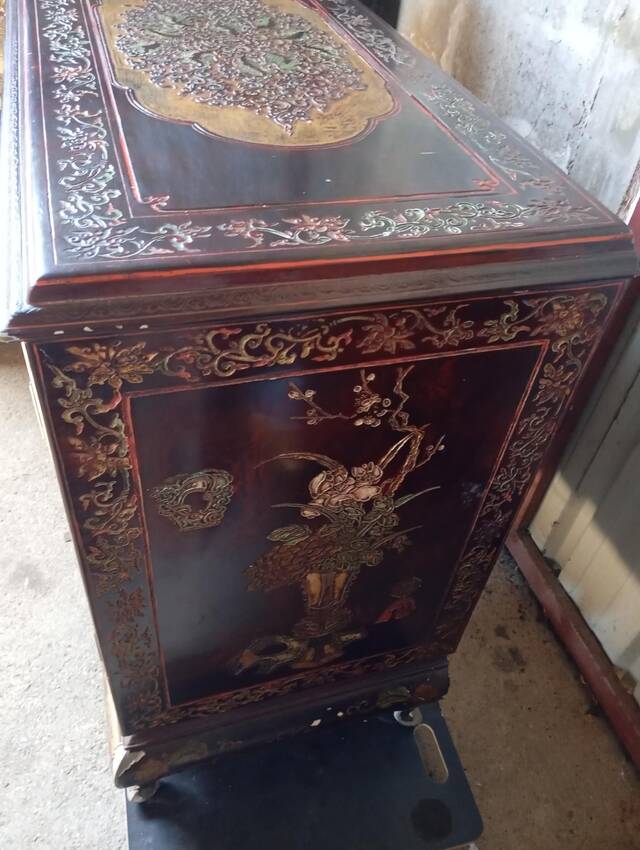 Meuble bar chinois en bois laqué et gravé – années 1970
