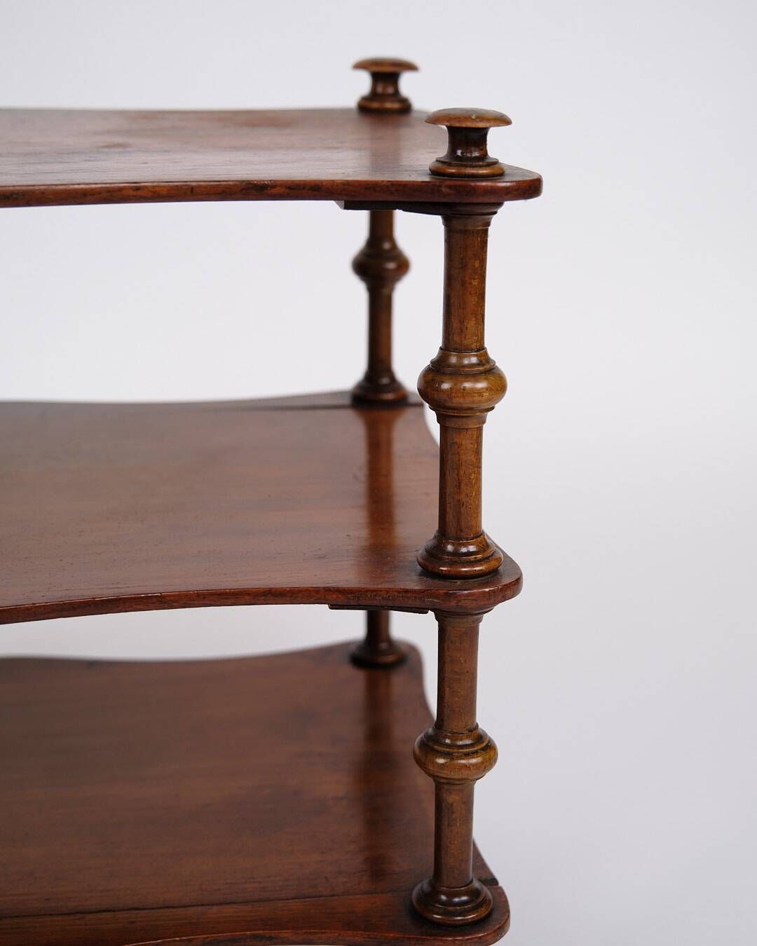 Etagere/shelf with 3 shelves - mahogany - turned columns - wheels - 19th century