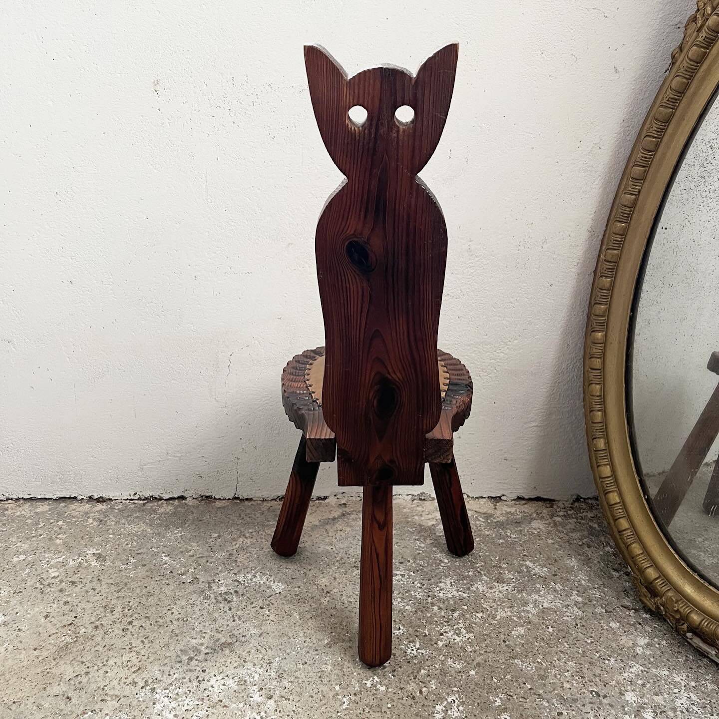 Folding tripod stool with cat back