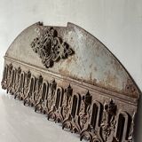 Ancien lambrequin en fonte de fer, fronton métal