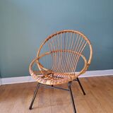 Fauteuil en rotin et piètement en métal noir
