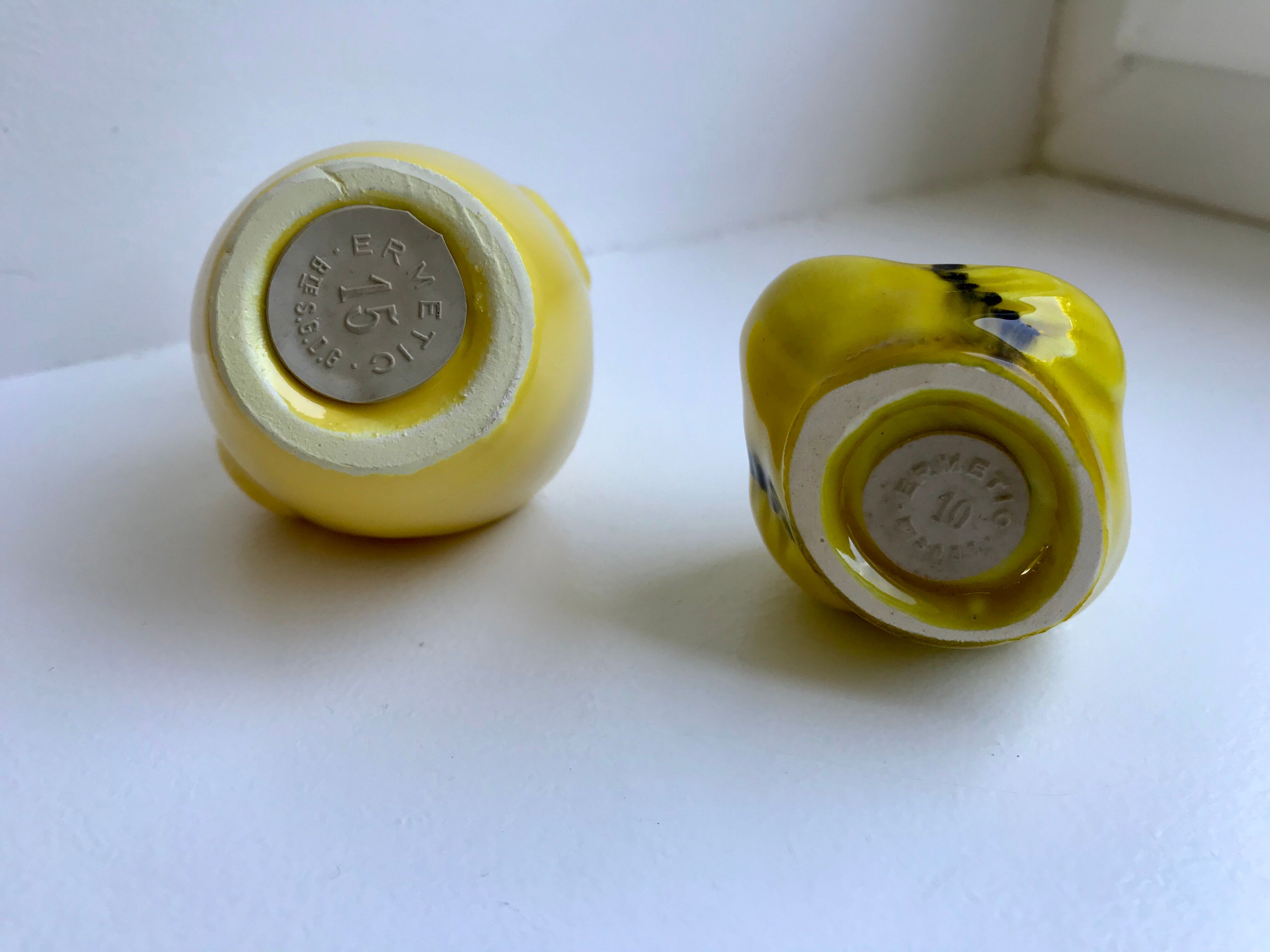 Duo of ceramic salt shakers style chick and vintage penguin