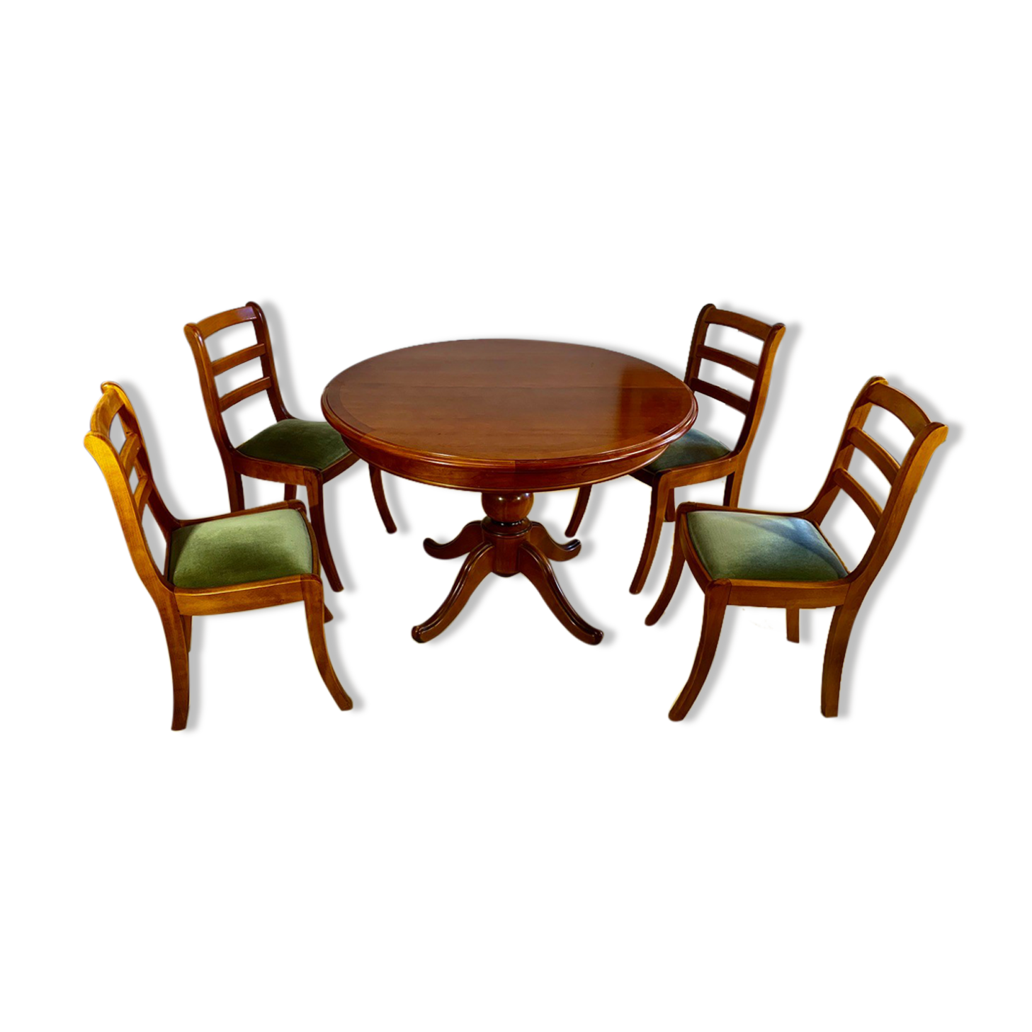 Round or oval table with four chairs in solid cherry, with extensions