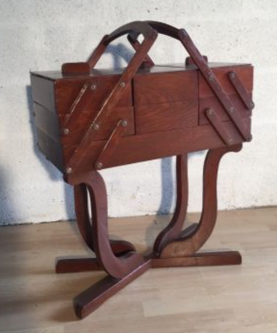 Travailleuse en bois peint