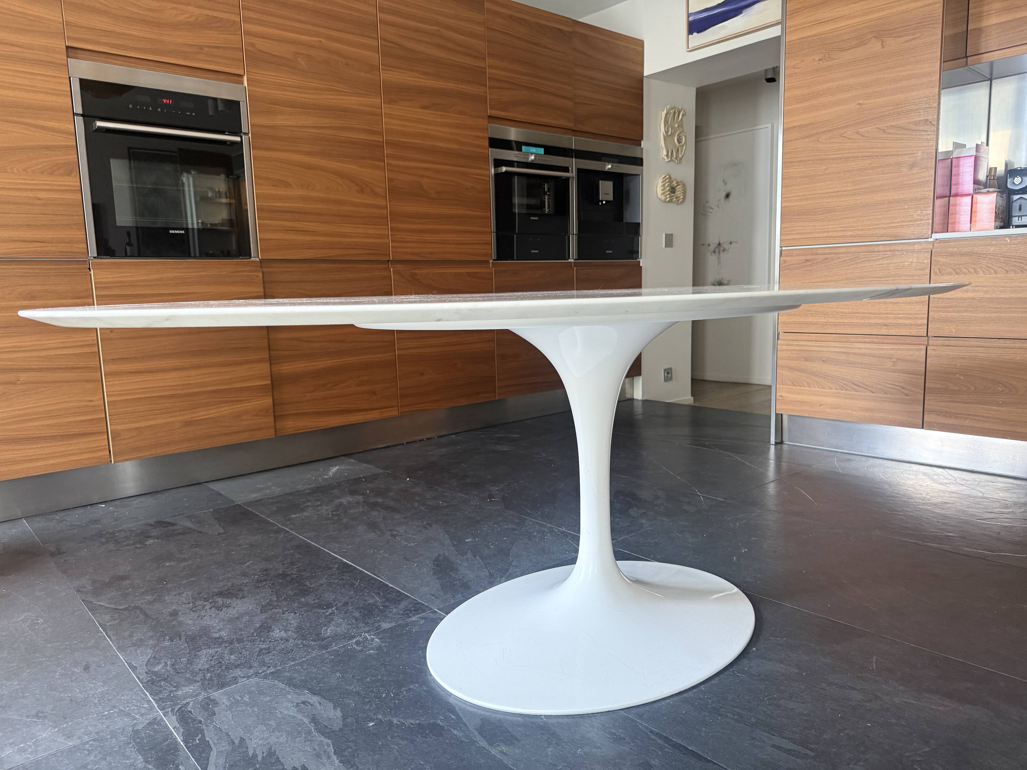 Table de salle à manger dans le goût de Eero Saarinen
